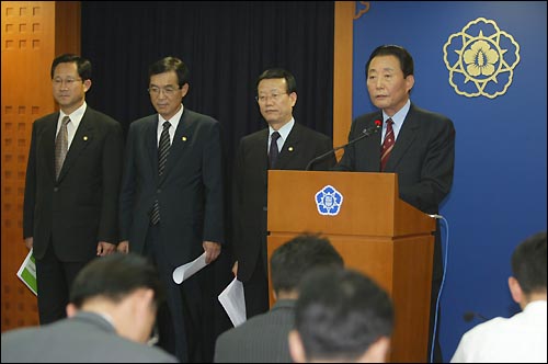 지난달 15일 성경륭 국가균형발전위원장 등이 참석한 가운데 고건 총리가 '국가균형발전특별법' 등 정부입법안을 설명하고 있다. 